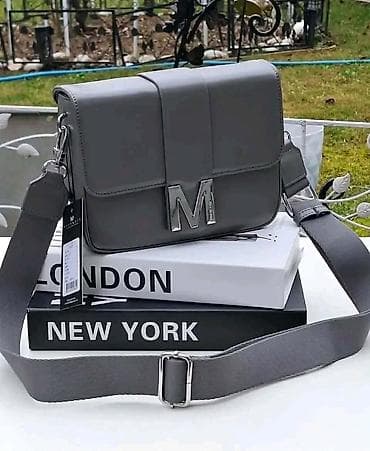 pero za pisanje: Ženska crossbody torba sa metalnim slovom “M” na preklopu. Uz torbu — 5