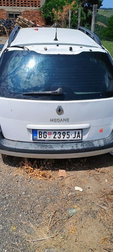 Vozila: Renault Megane karavan u beloj boji. Vozilo ima krovne nosače, zadnji — 1