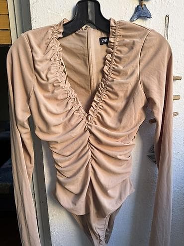 zara bez sako: ZARA bodi sa dugim rukavima u bež/ nude nijansi. Model sa dubokim — 3