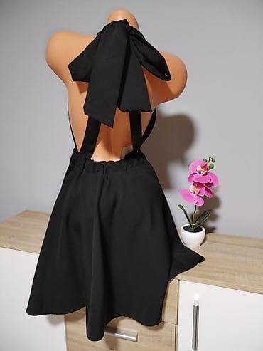 jakna icine m: Elegantna crna kecelja/haljina sa širokom A-kroja suknjom. - Model — 2