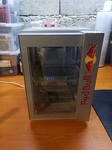 rerna na paru: Kompresorski frizider RED BULL 220V Ispravan kompresorski frizider — 2