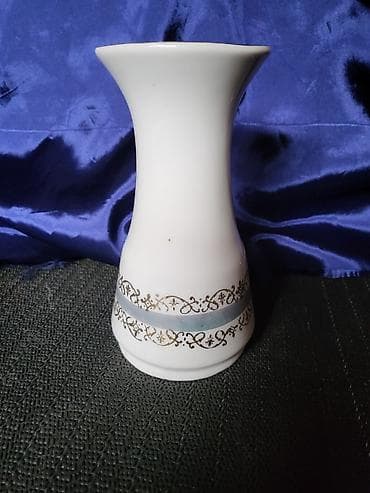 Vaza nova Titov Veles porcelan 70te. Vaza nova,par tackica fabricki na lalafo.rs Vaza nova Titov Veles porcelan 70te. Vaza nova,par tackica fabricki