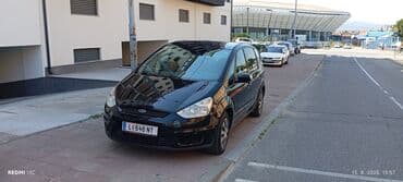 Ford: Crni Ford S-Max, prostran automobil dizajniran za porodične potrebe