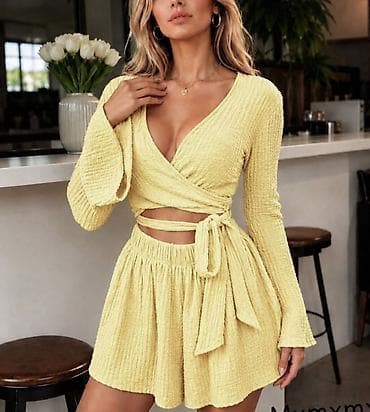 Komplet bliza crop top na preklop i šorc. -Dvodelni set sa