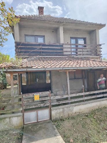 jeftine kuce gornji milanovac: Porodična kuća 1/1 u Starom selu, na glavnom putu. Stambena površina — 6