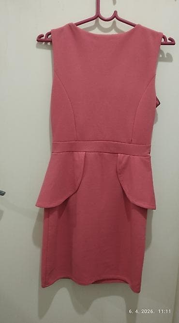 mini parfemi 5 ml: Elegantna ženska haljina bez rukava u puder‑roze/koralnoj boji. Model — 4