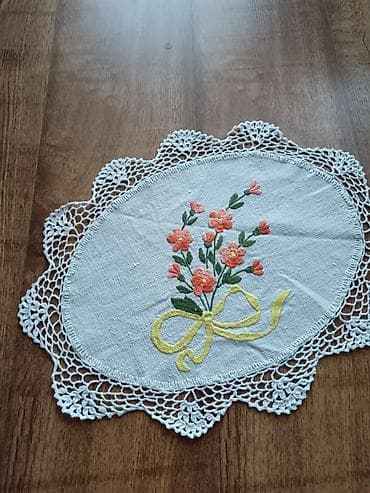 drveni sto sa klupama: Ručno rađeni heklani miljei sa vezenim cvetnim motivima - Set — 3