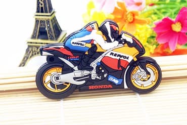 zvucnici za kafice: USB Flash 64 GB - HONDA Prelep USB 2.0 stik od 64 GB. Kapacitet je — 4