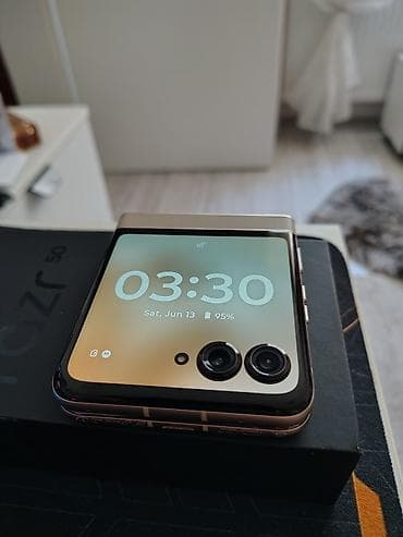 aparat za palacinki: Motorola Razr 50, 8/256 – preklopni smartfon sa dva ekrana, stanje 9 — 6