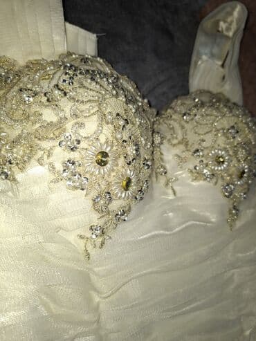 exit odeca: Svečana duga haljina u boji slonovače sa širokim bretelama. Gornji deo — 7