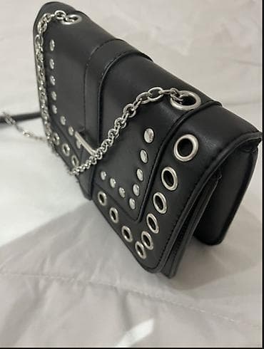 pandorini privesci za narukvice: Crna torbica sa lancem i metalnim nitnama - Materijal: veštačka koža — 2