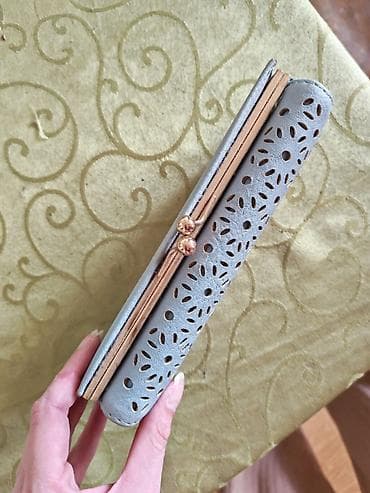 markeri u boji: Elegantni ženski novčanik sa perforiranim dezenom - Materijal: eko — 2