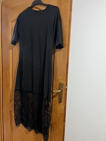 Crna haljina sa čipkom – oversized kroj - Model: ležerna T‑shirt