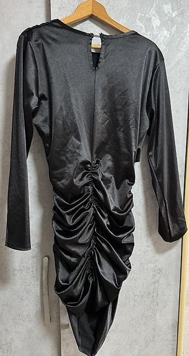 džemper haljina: Elegantna crna haljina sa dugim rukavima i asimetričnim naborima — 3