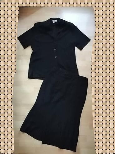 Crni elegantni ženski kostim, bluza sa kratkim rukavima i suknja na lalafo.rs Crni elegantni ženski kostim, bluza sa kratkim rukavima i suknja