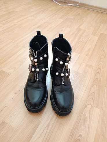 Ženske crne gležnjače sa masivnim đonom i ukrasnim detaljima. - na lalafo.rs Ženske crne gležnjače sa masivnim đonom i ukrasnim detaljima. -