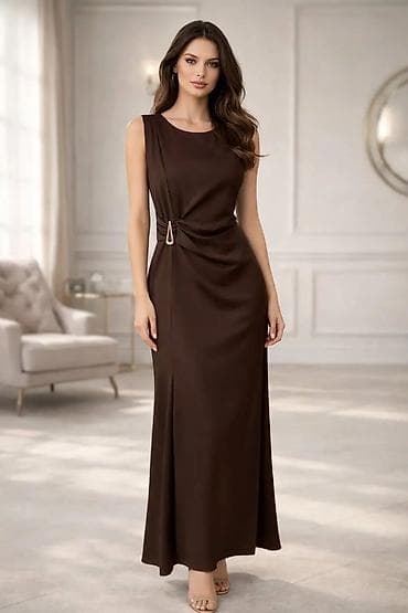 air max duboke: Duga elegantna haljina bez rukava sa dekorativnim naborima i metalnim — 3