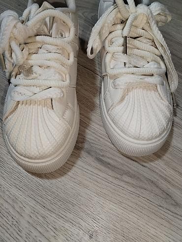 polovni nike duksevi: Bele patike “Seasisa” – broj 38 - Model: niske patike sa zaobljenim — 2