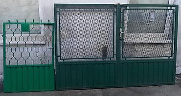 Metalna kolska dvokrilna kapija i kapija za ulaz ljudi Izuzetno