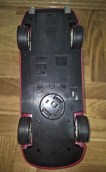 stare igracke za decu: Stari crveni auto oštećen sa blagim tragovima igranja. Kao što je — 4