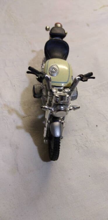 swarovski kristali cena: Motori 1:18,ocuvani cena za kom — 9