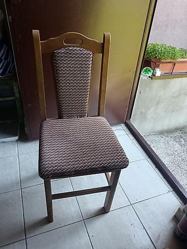 Drvena stolica sa tapaciranim sedištem i naslonom. Top stanje -