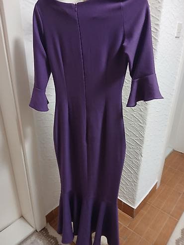 Elegantna ljubičasta midi haljina sa volanima - Kroj: pripijena