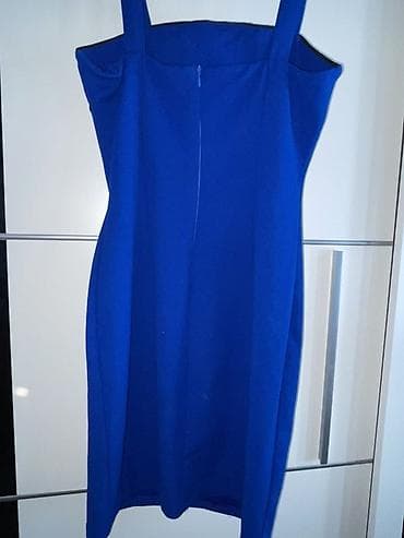Ženska obuća: Elegantna plava haljina bez rukava sa širokim bretelama. Model je — 2
