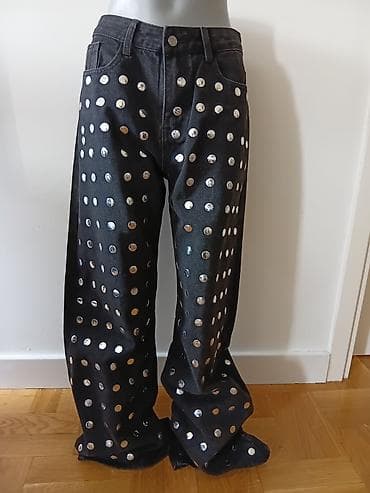 Crne džins pantalone sa metalnim nitnama - Model: široke, ravne na lalafo.rs Crne džins pantalone sa metalnim nitnama - Model: široke, ravne