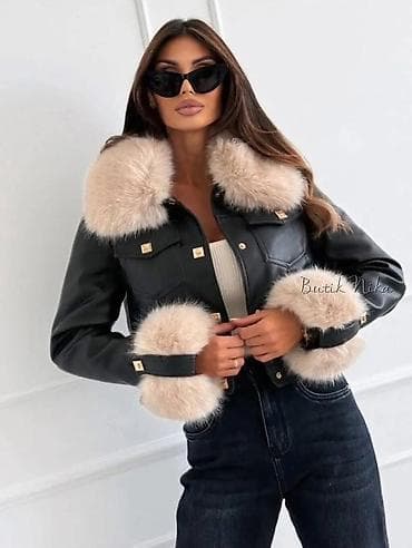 duge: Ženska kraća jakna od crne eko kože sa bogatim krznom - Model: kraća — 1