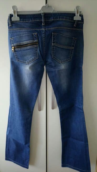pantalone od vestacke koze: Farmerke plitak struk
Veličina 28
Cena 300 din — 2