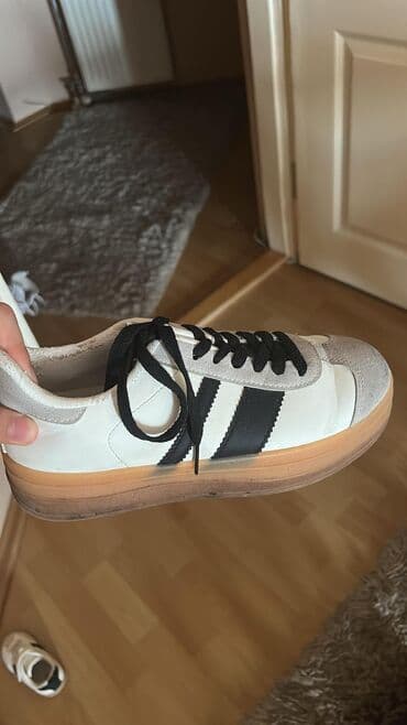 h m obuća: - Patike sa retro dizajnom, bele boje sa crnim detaljima i dvostrukim — 2