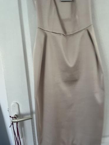 Haljine: Elegantna haljina midi dužine u bež/šampanj nijansi. Model sa kap — 4