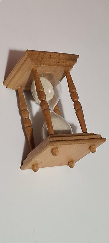 sudopera cena: ☆ Stari peščani sat, sa četiri drvena lepo oblikovanih stubića. - — 4