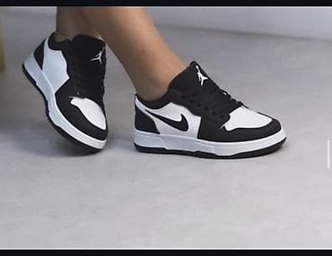 Crno-bele patike sa niskim profilom, inspirisane klasičnim košarkaškim