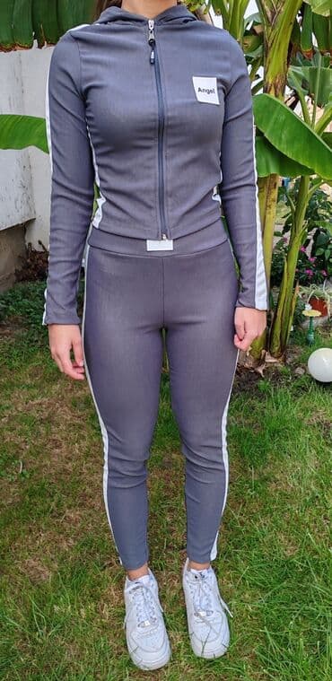 krem pantalone i crna kosulja: Ženski sportski komplet – trenerka sa kapuljačom i helankama - Boja — 3