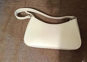 pierre cardin novcanik: Mala damska torba preko ramena – bele boje opis pisao AI - Model — 1
