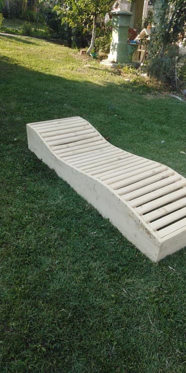 idea bastenska ljuljaska: Drvena anatomska  lezajka za suncanje napravljena od drveta. NE — 2