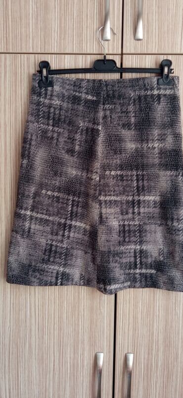 Premekana,zvono suknja,postavljena,malo nošena,poluobim struka bez