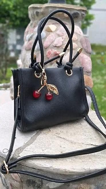 kožne muške torbice: Ženska torba – mini/medium model sa privjeskom trešnje - Moderna — 1