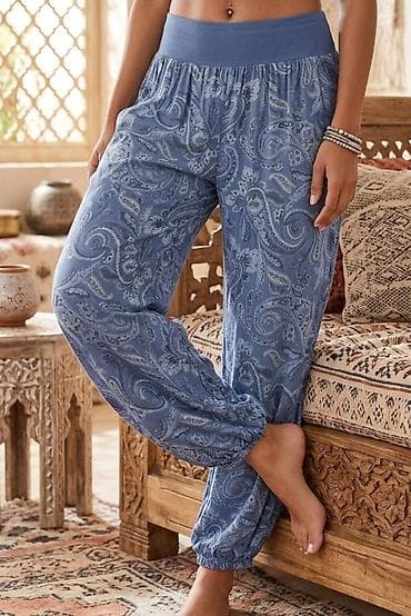 tople nogavice: Ženske lagane pantalone sa printom - Boja: praškasto plava sa paisley — 1