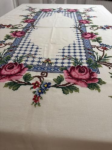 Komode: Na prodaju rucno heklan stolnjak,sa cvetnim motivimaradjen sa puno — 3