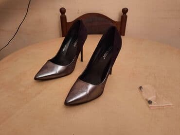 srebrna ogrlica sa krsticem: Pumps, 39 — 9