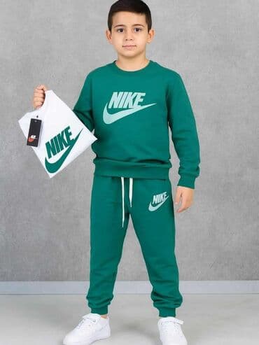 Komplet trenerke: Komplet dečije trenerke marke Nike. Sastoji se od dukserice dugih — 3