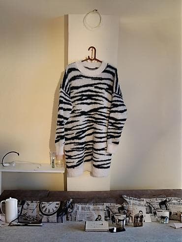 mango zenske haljine: Pletena džemper-haljina sa zebrinim printom - Model: duža — 1