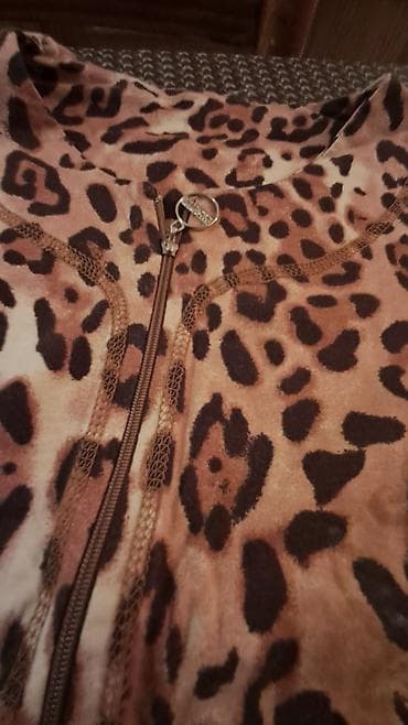 crni spajdermen kostim: Komplet pidžame – majica sa leopard printom i donji deo u braon boji — 3