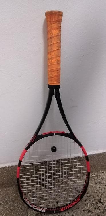 Tenis reket Babolat 339 gr.,malo naprsao spoljni sloj,moze se na lalafo.rs Tenis reket Babolat 339 gr.,malo naprsao spoljni sloj,moze se