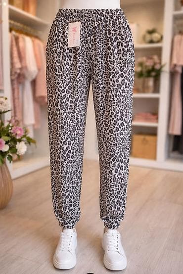 Other: Ženske pantalone sa leopard printom - Dizajn: leopard uzorak u sivim — 1