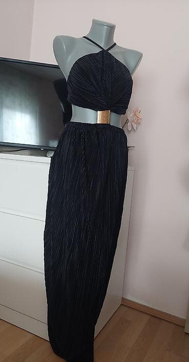 odece: Elegantna crna plisirana haljina sa zlatnim akcentom - Model: duga — 2