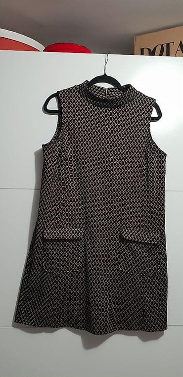 majica sa ruskom kragnom: Haljina bez rukava,A‑kroja,sa visokim rol kragnom.Braon boja sa sitnim — 1